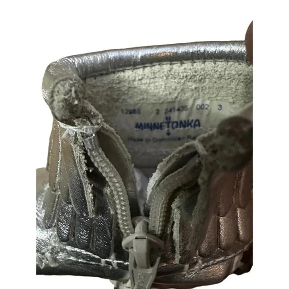 Minnetonka Girls Leather Round Toe Layered Fringe Ankle Boots Silver Size 3‎ - Picture 5 of 7